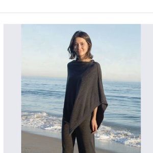 Barefoot dreams Poncho